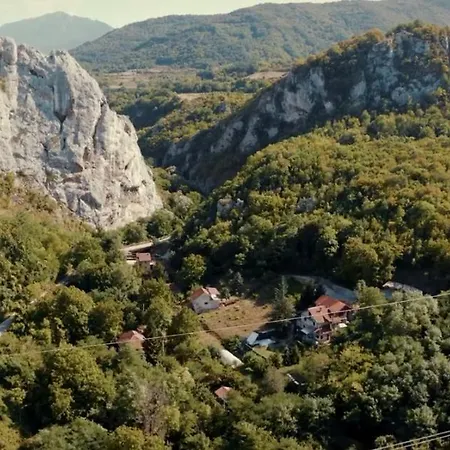 Dom Sa Pogledom Jela *